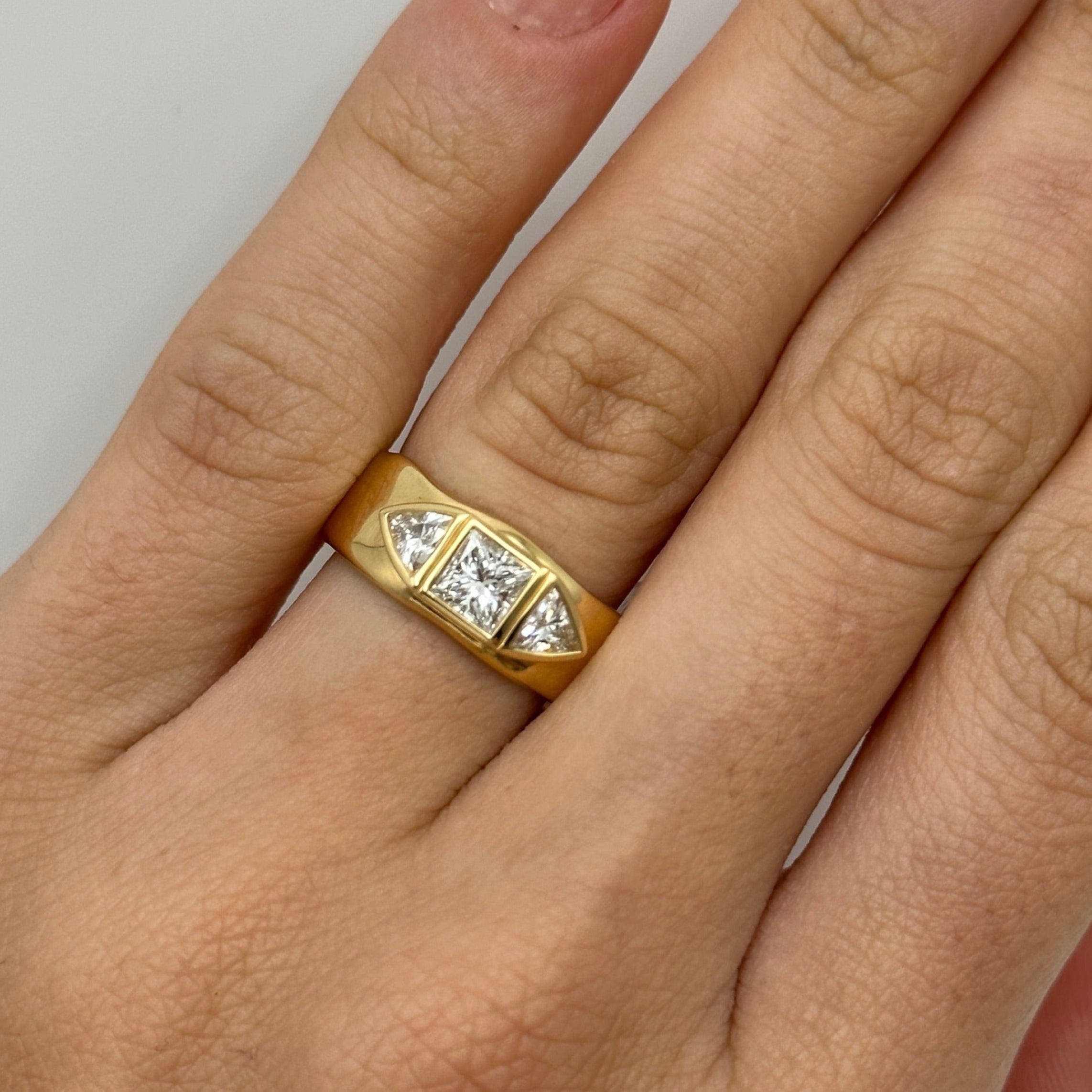 MINAS THREE STONE RING