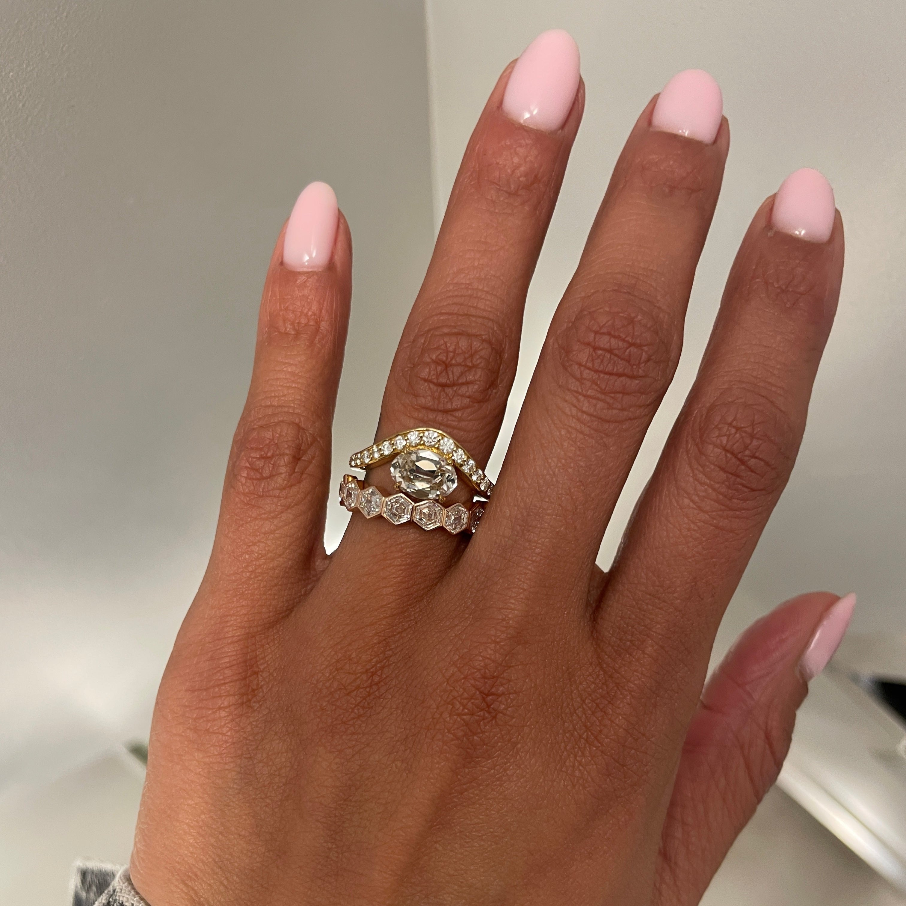 Amorette Hexagonal band in 18kt yellow gold in stack