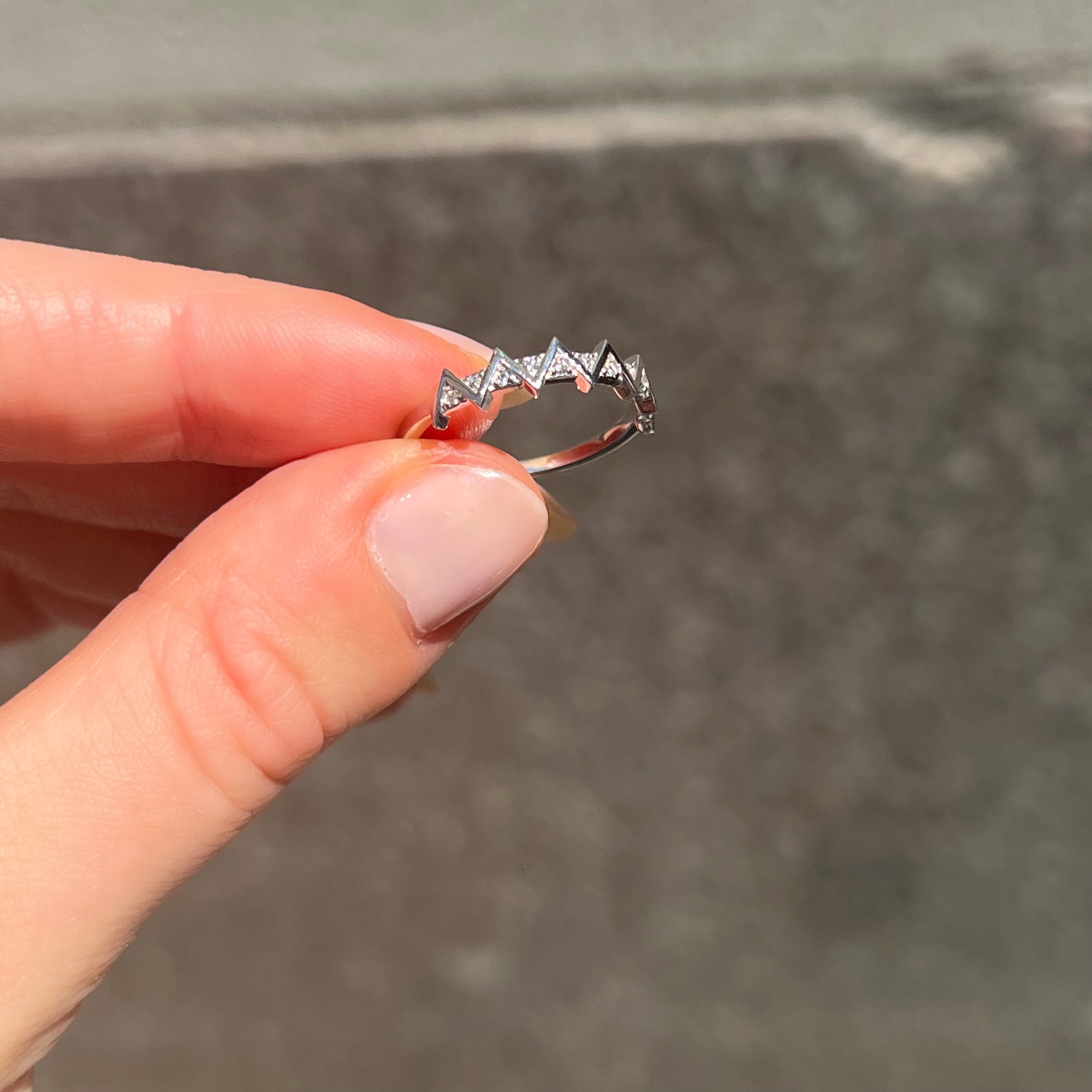 ZIG ZAG 14KT WHITE GOLD DIAMOND RING, between hand