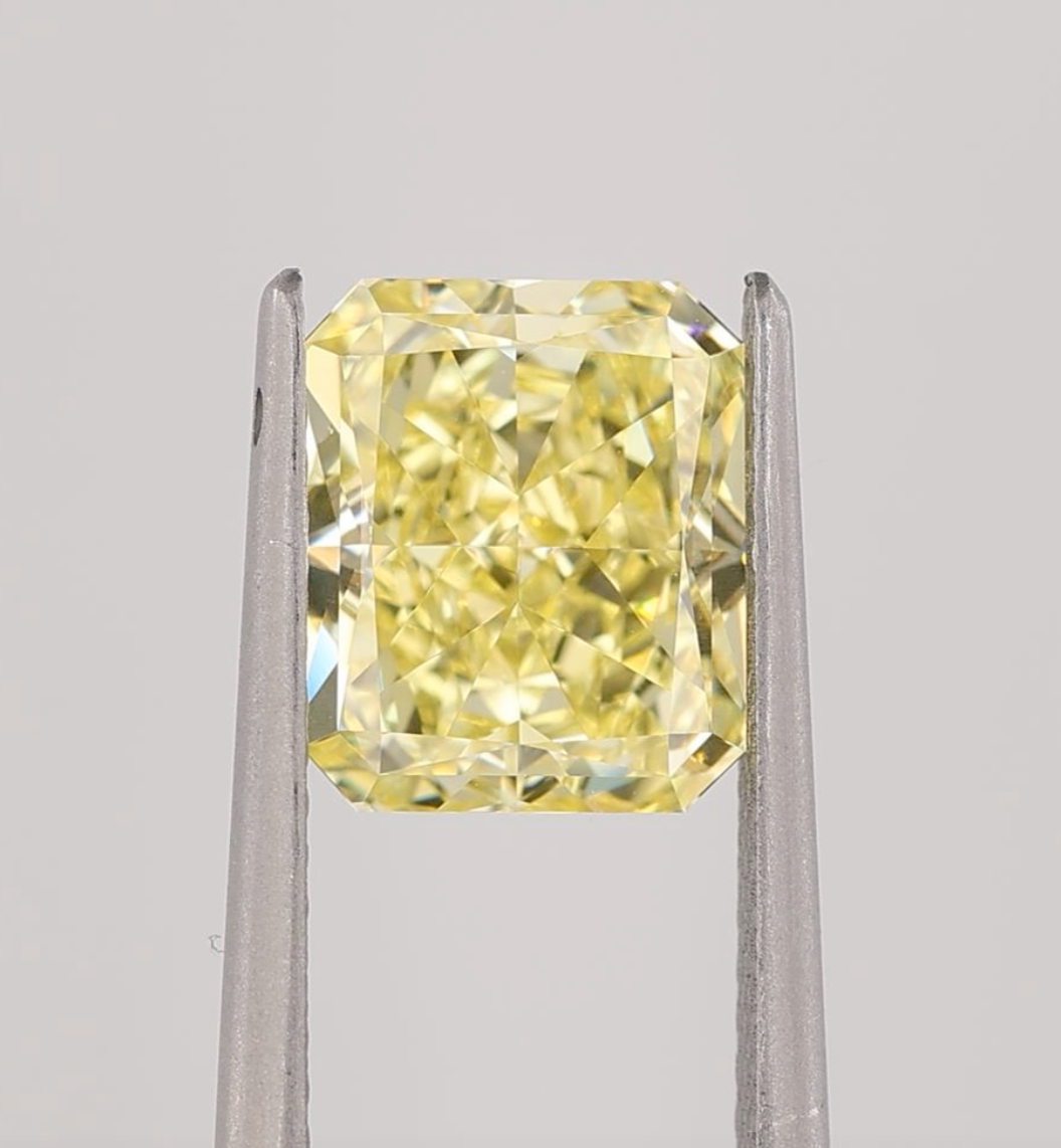 2.49 CRT FIY VVS2 RADIANT CUT DIAMOND - tweezers