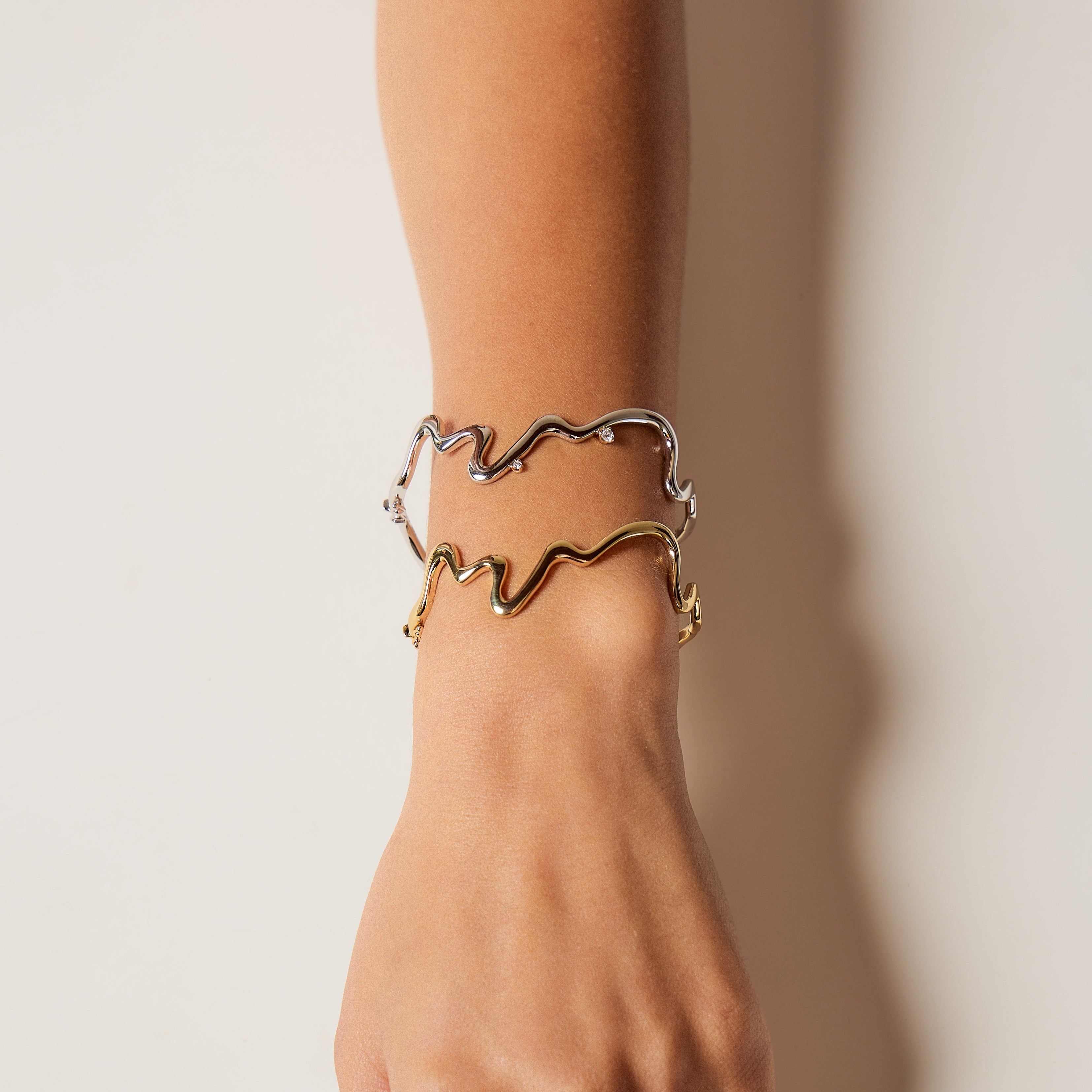 SOMA SQUIGGLE HINGE BANGLE