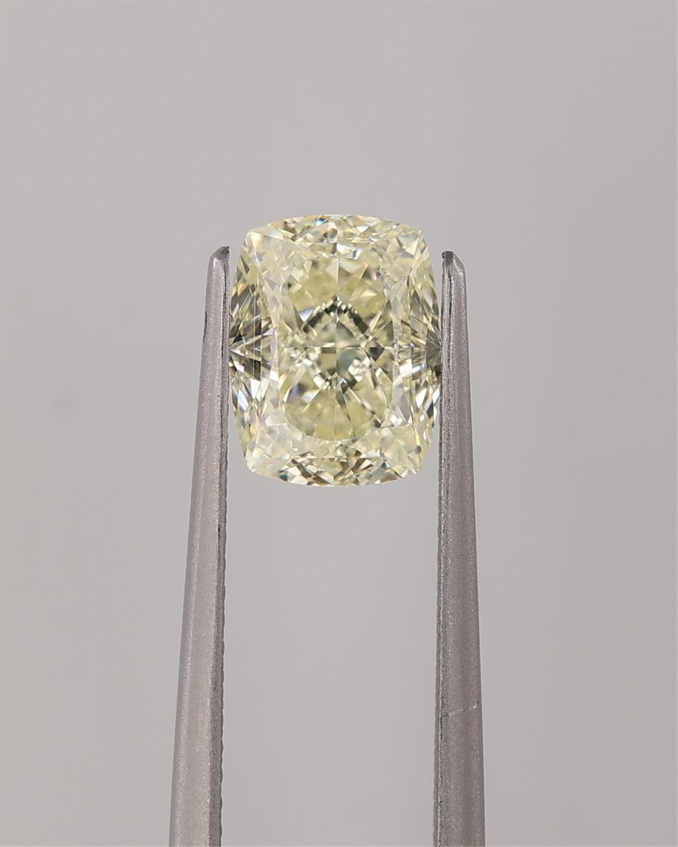 2.01 UVVVS2 diamond between a tweezer