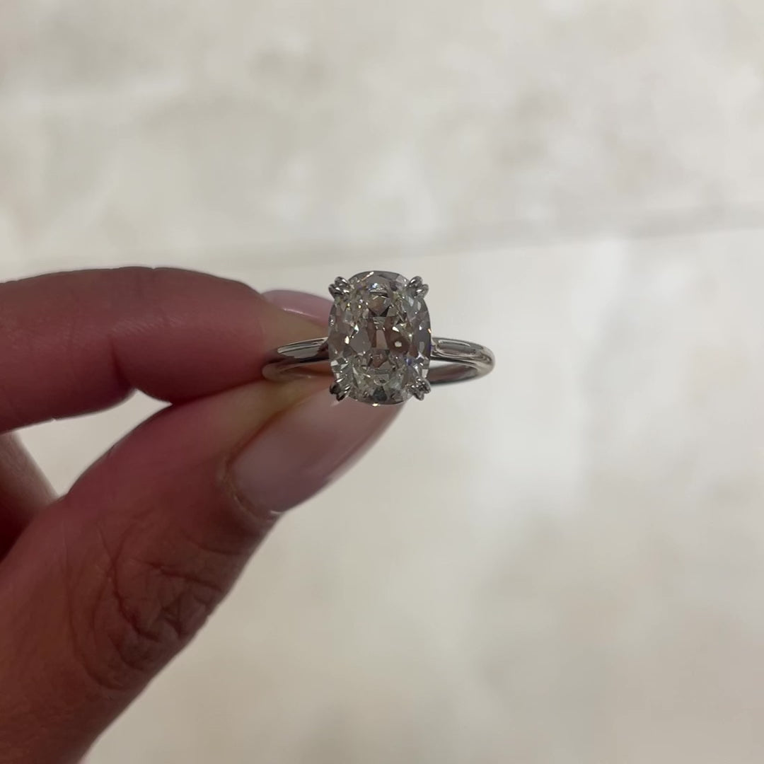 TIFFANY 3.03 Held between Fingers