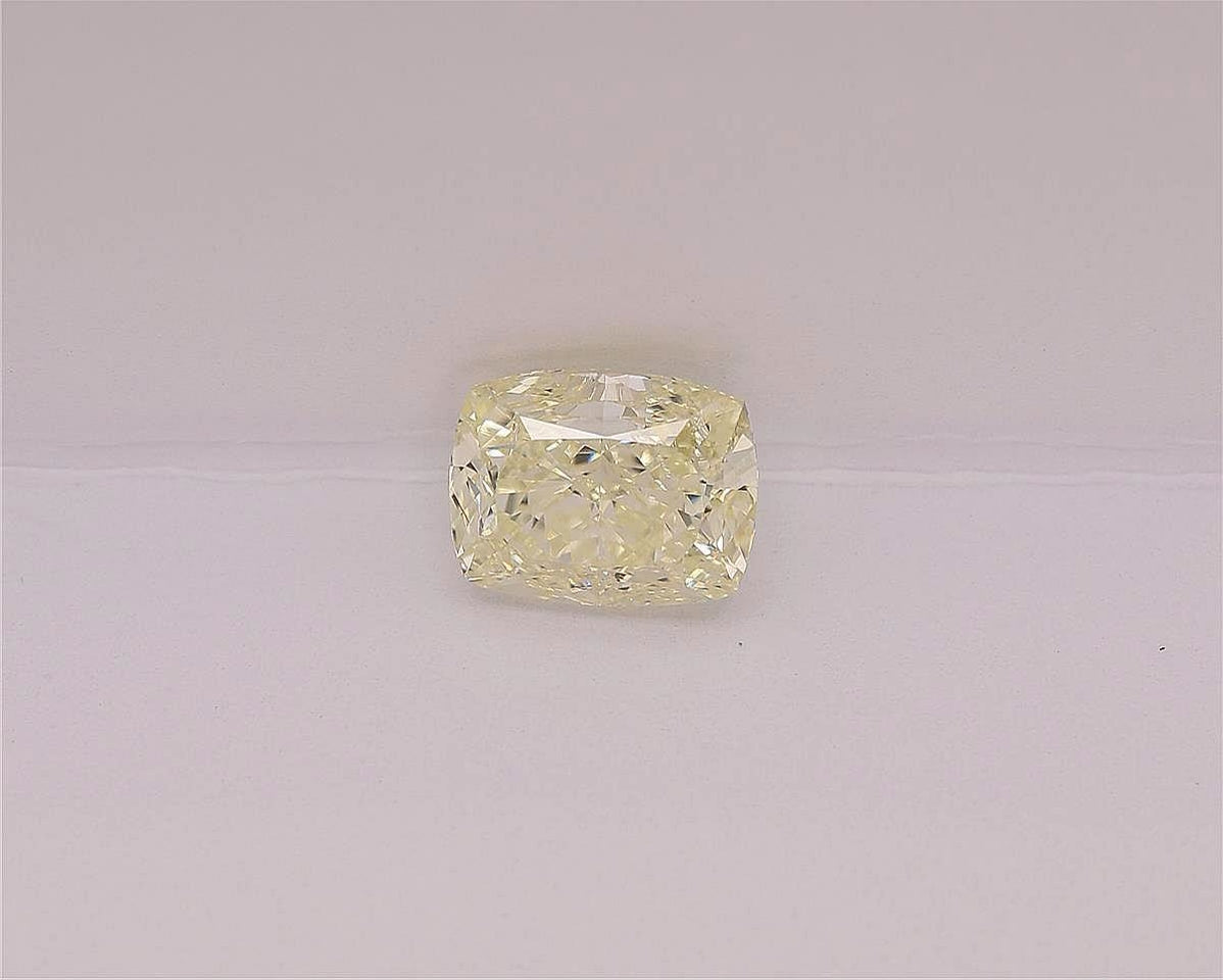 2.01 UV VVS2 diamond on a grey background