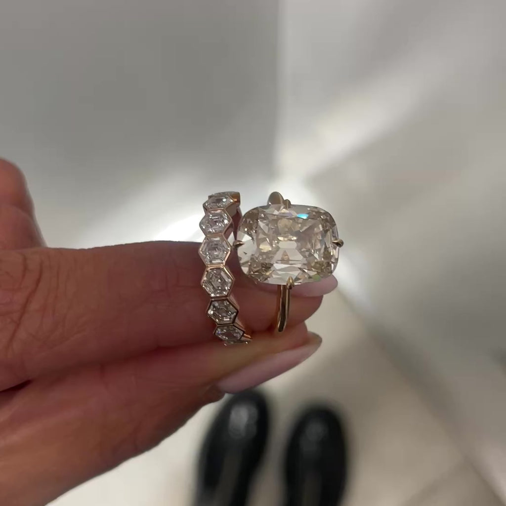 Amorette Hexagonal band in 18kt gold in stack